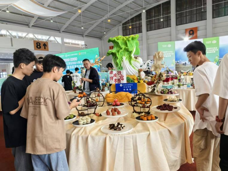 探索美食新境界，烹飪學院學生深入餐飲博覽會實踐學習